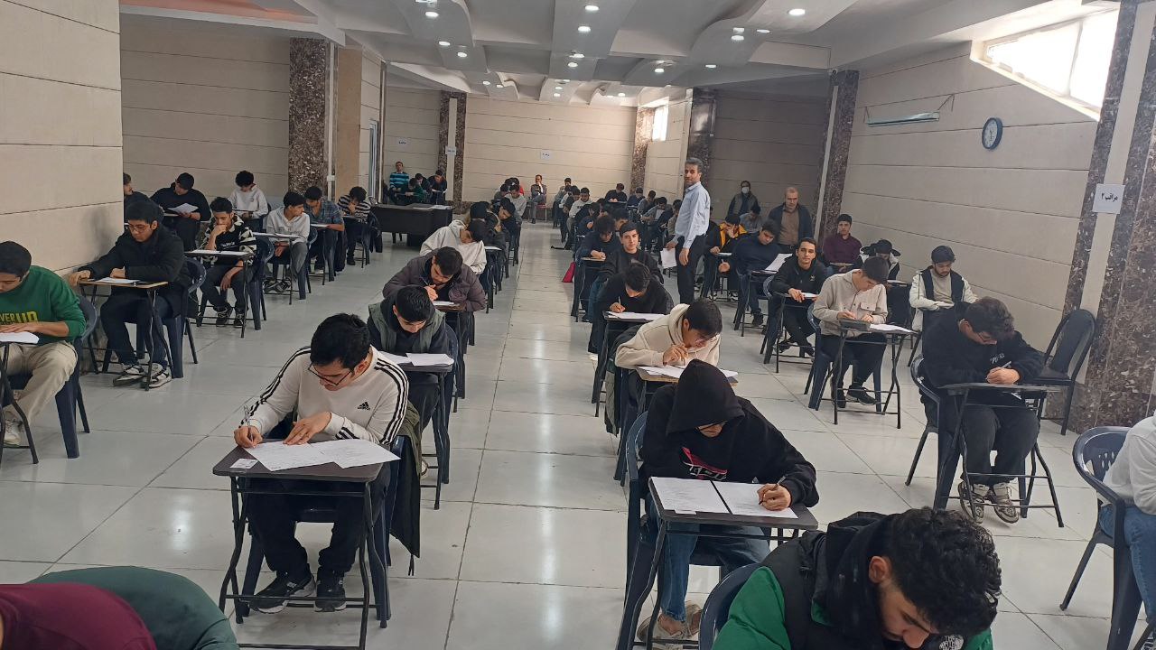 دانشآموزان در جلسهٔ آزمون سالن امتحانات