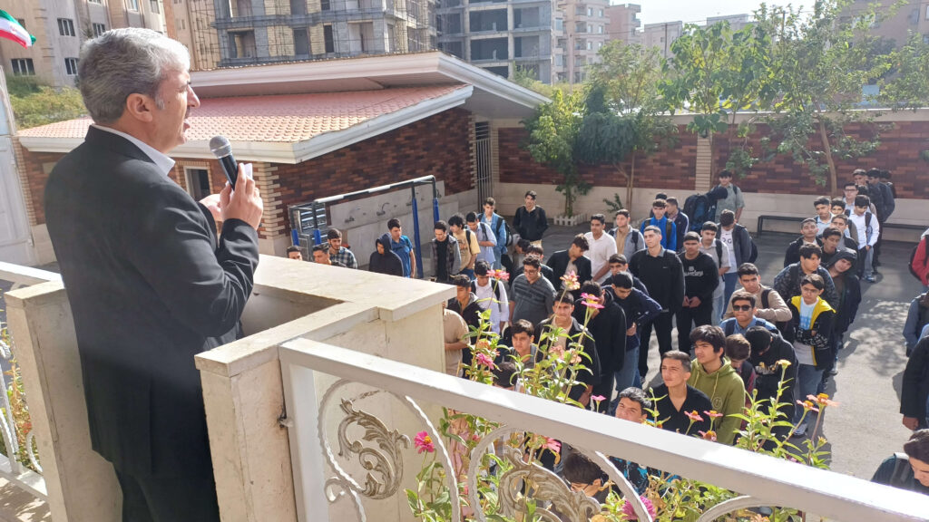 صبحگاه و سخنرانی مدیر برای دانشآموزان در حیاط