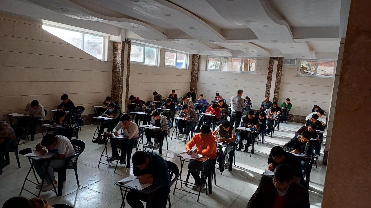 جلسهٔ آزمون منظم در سالن امتحانات