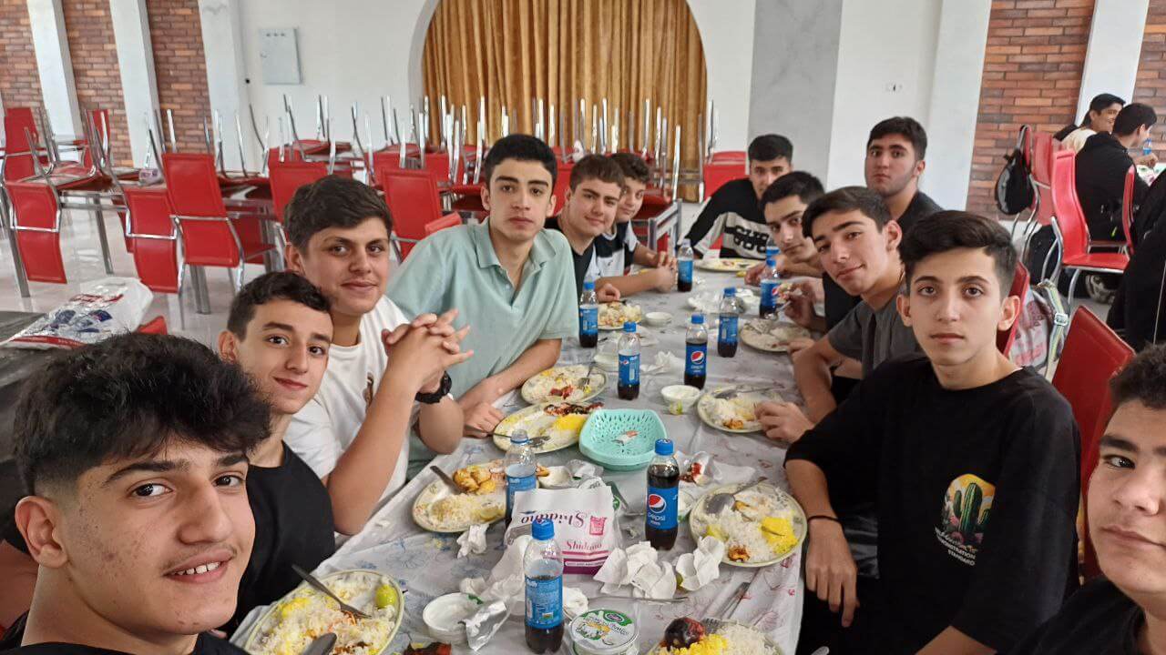 ناهار دانشآموزان در سالن غذاخوری